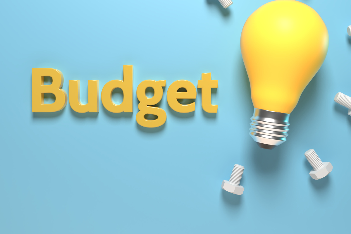 yellow lightbulb with the word budget in yellow on a blue background